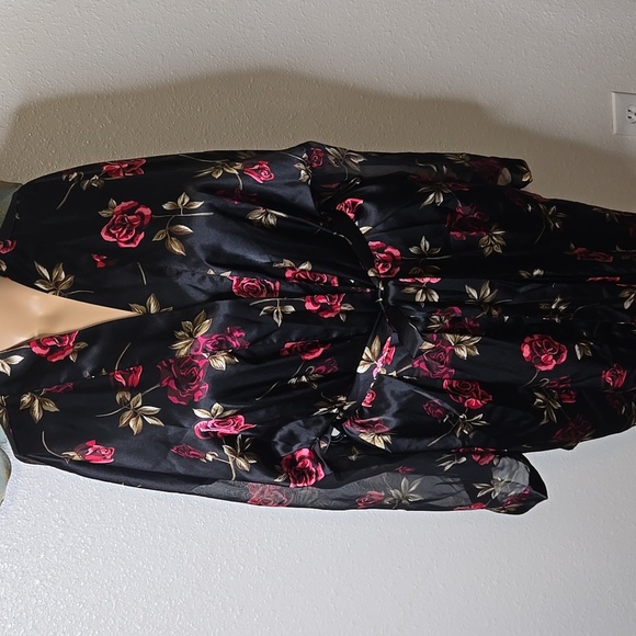 Maidenform Black and Red Floral Satin Robe - Picture 4 of 4